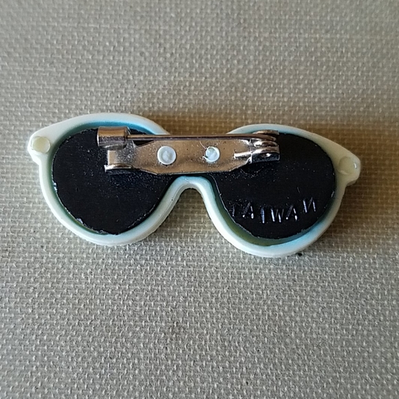 Vintage white sunglasses brooch - Picture 2 of 2